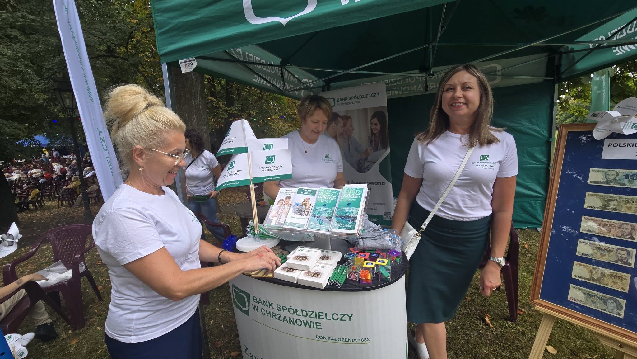 zdjęcie nr 2 stoisko banku podczas Herbatki u Zielewniewskich
