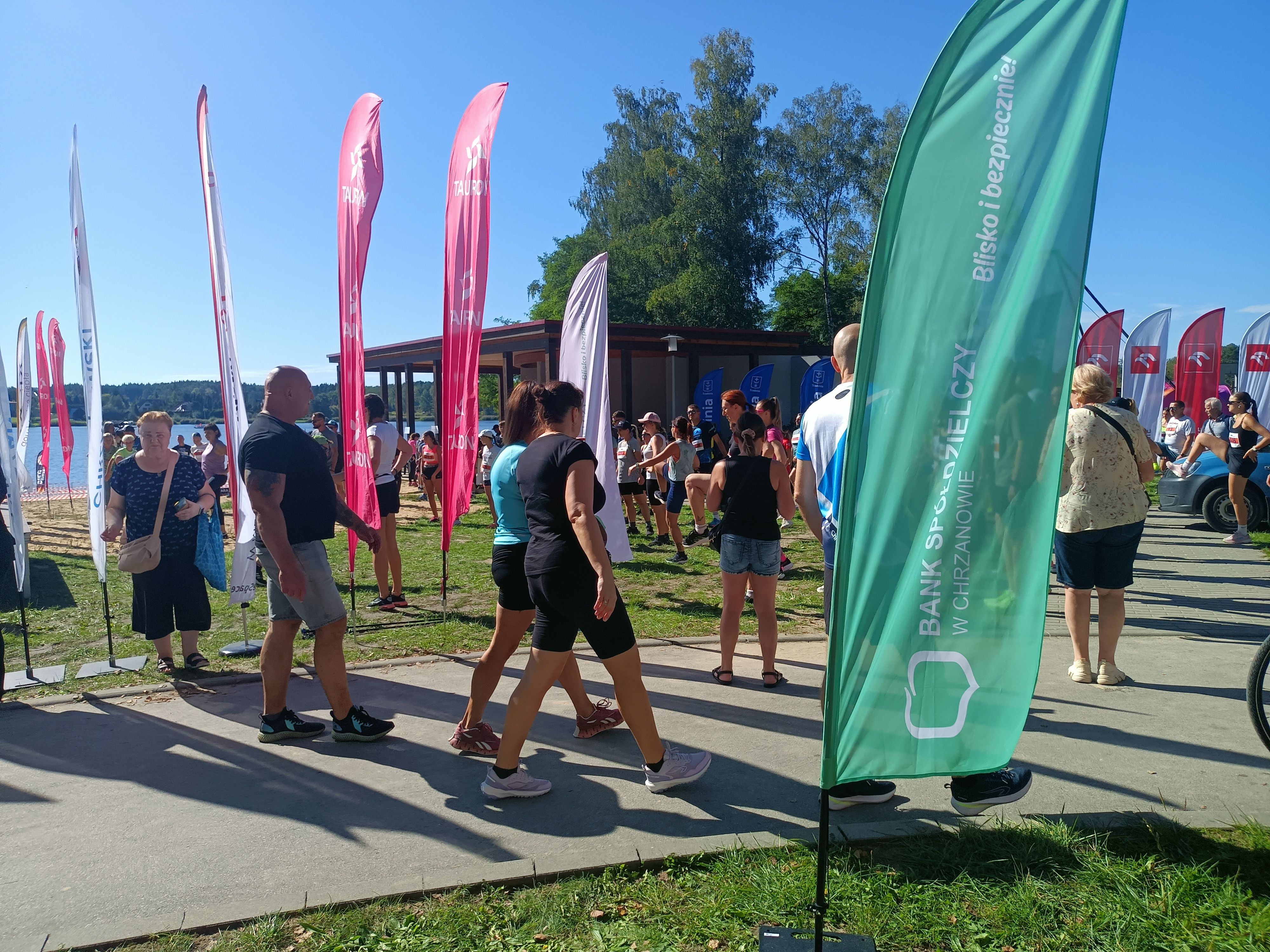 Checjło Run 2025 flagi Banku Spółdzielczego na mecie