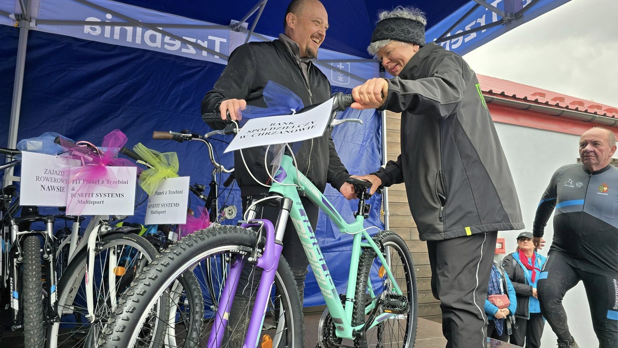 Rekreacyjny Rajd Rowerowy - wręczanie roweru - nagrody ufundowanej przez Bank