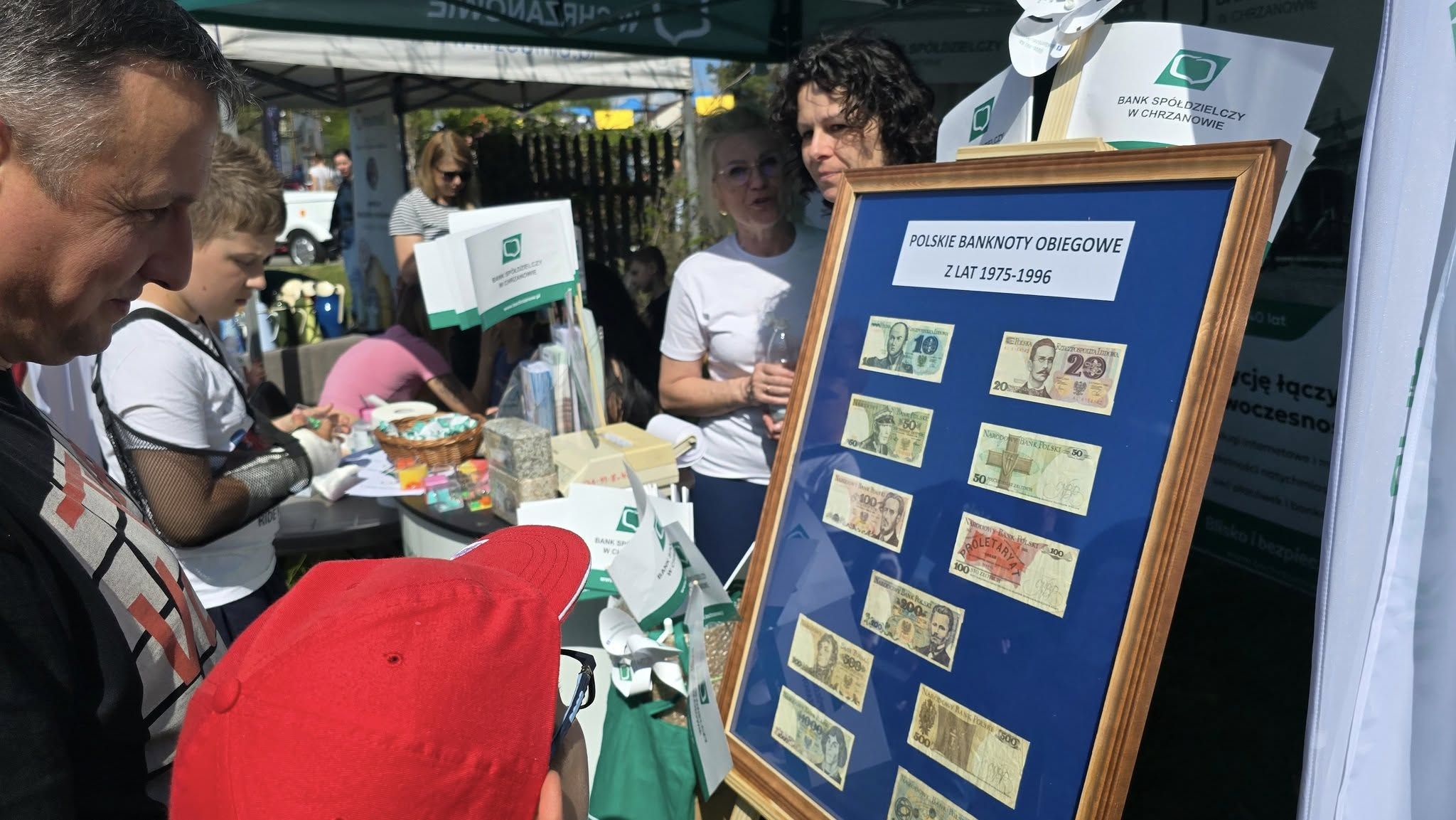 zdjęcie stoiska Banku Spółdzielczego w Chrzanowie podczas pikniku rodzinnego "Trzebinia w PRL"